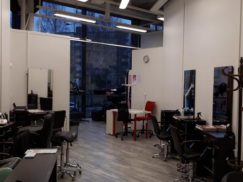 Parturi-Kampaamo Hiusikkuna